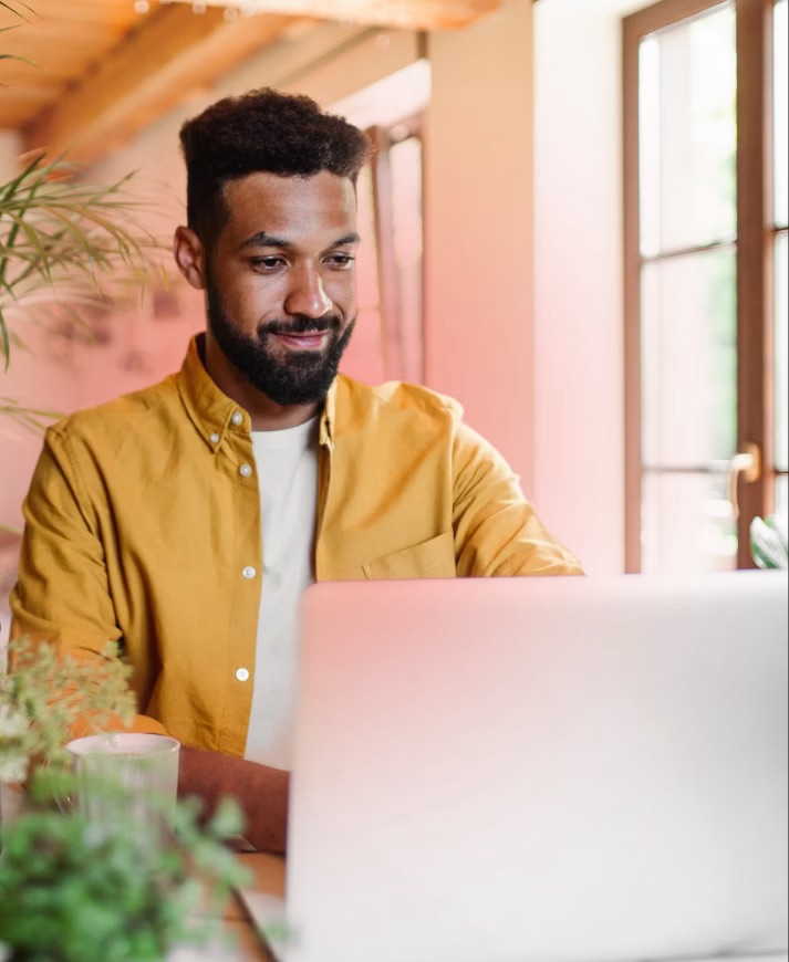 IT specialist with headset - 24x7 cybersecurity monitoring and managed SOC