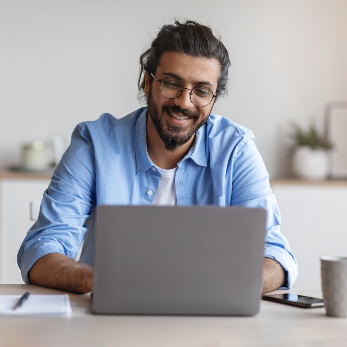 Friendly receptionist with smartphone - Teams Attendant Console call routing